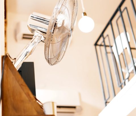 a fan is hanging from the ceiling in a room